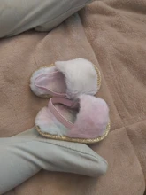 Sandalias con peluche para niñas pequeñas, zapatos planos de piel sintética con suela suave, zapatillas con correa de soporte elástico, para el hogar