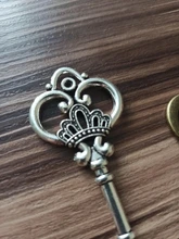 2 uds. De 7 colores de aleación de Metal, Charms de llaves de corona grandes encantadores, joyería Vintage, dijes de llaves de 32x84mm