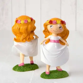 

FIGURA DE TARTA PRIMERA COMUNI. NI RUBIA CON FLORES JUGANDO EN CPED. DETALLE Y RECUERDO PARA PASTEL DE PRIMERA COMUNI.