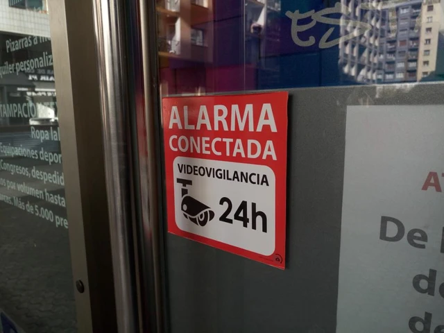 Cartel autoadhesivo disuasorio alarma 15x15 Alarma Conectada  Videovigilancia 24H rotulo rojo en castellano