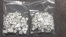 Cuentas de letras de silicona para insertar nombre en Clips de cadena de chupete, cuentas de alfabeto masticable de 10MM y 12MM para mordedores de collar de bebé, 100 Uds.