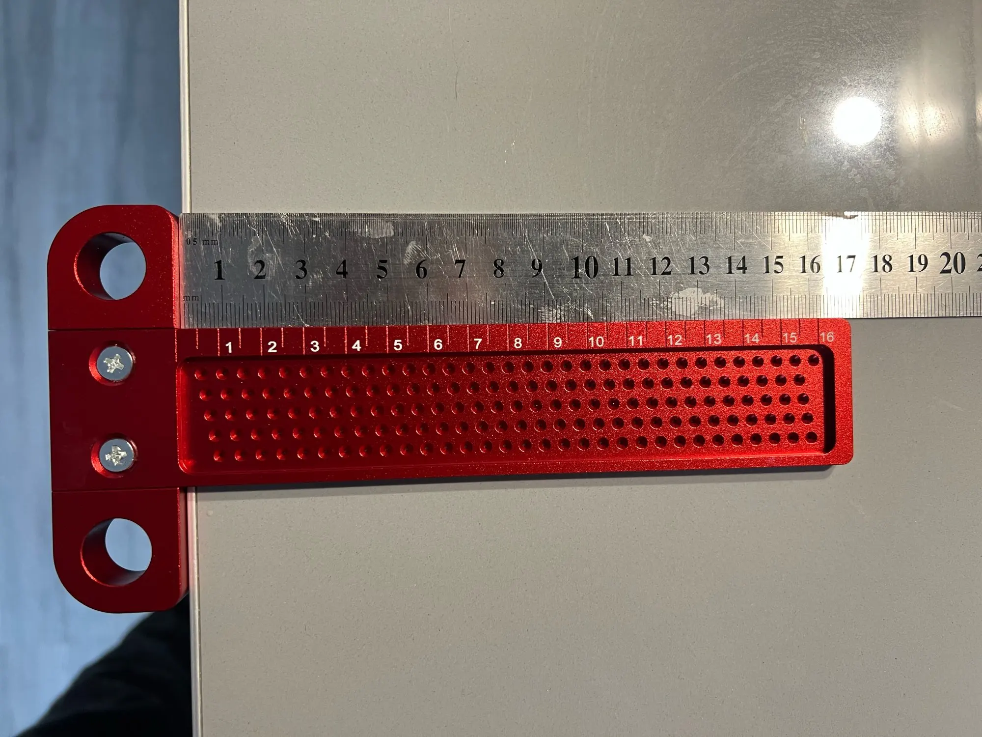 Линейка с отверстиями для разметки. Прозрачная линейка с дырочками. Линейка с отверстиями. Линейка с отверстиями для разметки. Линейка разметочная т-образная.