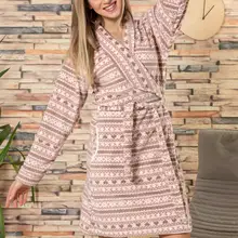 Клубничный женский флисовый халат с рисунком