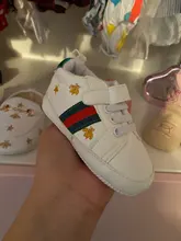 Zapatos de cuero de moda para bebé recién nacido, calzado informal de fondo suave, parche antideslizante cómodo, zapatos blancos y rojos para bebé y niña pequeña