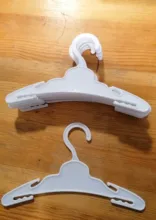 Muñeca de 10 unids/lote muñecas percha blanco rosa perchas de plástico americano recién nacido bebé accesorios 18 pulgadas muñeca