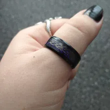 Anillo de acero inoxidable con diseño de dragón para hombre, sortija con diseño de dragón negro de fibra de carbono, para boda