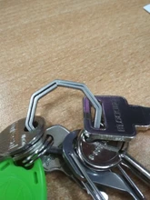 Llaveros de aleación de titanio para hombre, llaveros de anillos pendiente hebilla superligero para coche, regalo creativo masculino, venta al por mayor