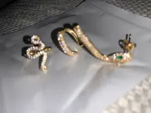 Artilady-Conjunto de 2 uds. De pendientes de clip para mujer, color dorado, accesorios de piedra de serpiente, pendiente con abalorio