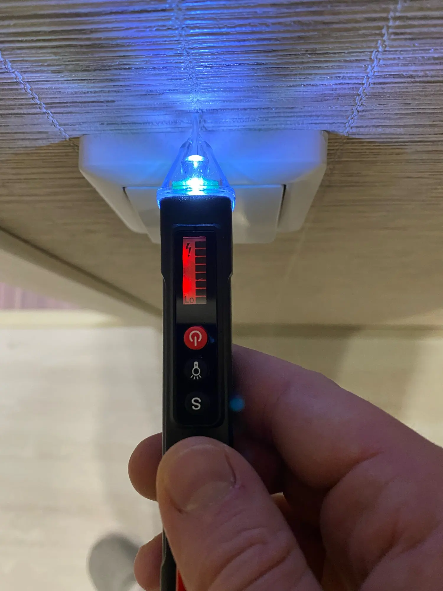 Отзыв о товаре ANENG VC1010 вольтметр цифровой тестер индикатор напряжения тестер напряжения Цифровые датчики напряжения переменногопостоянного тока умная бесконтактная ручка измерительный прибор индикаторная отвёртка вольтметры от пользователя M***v