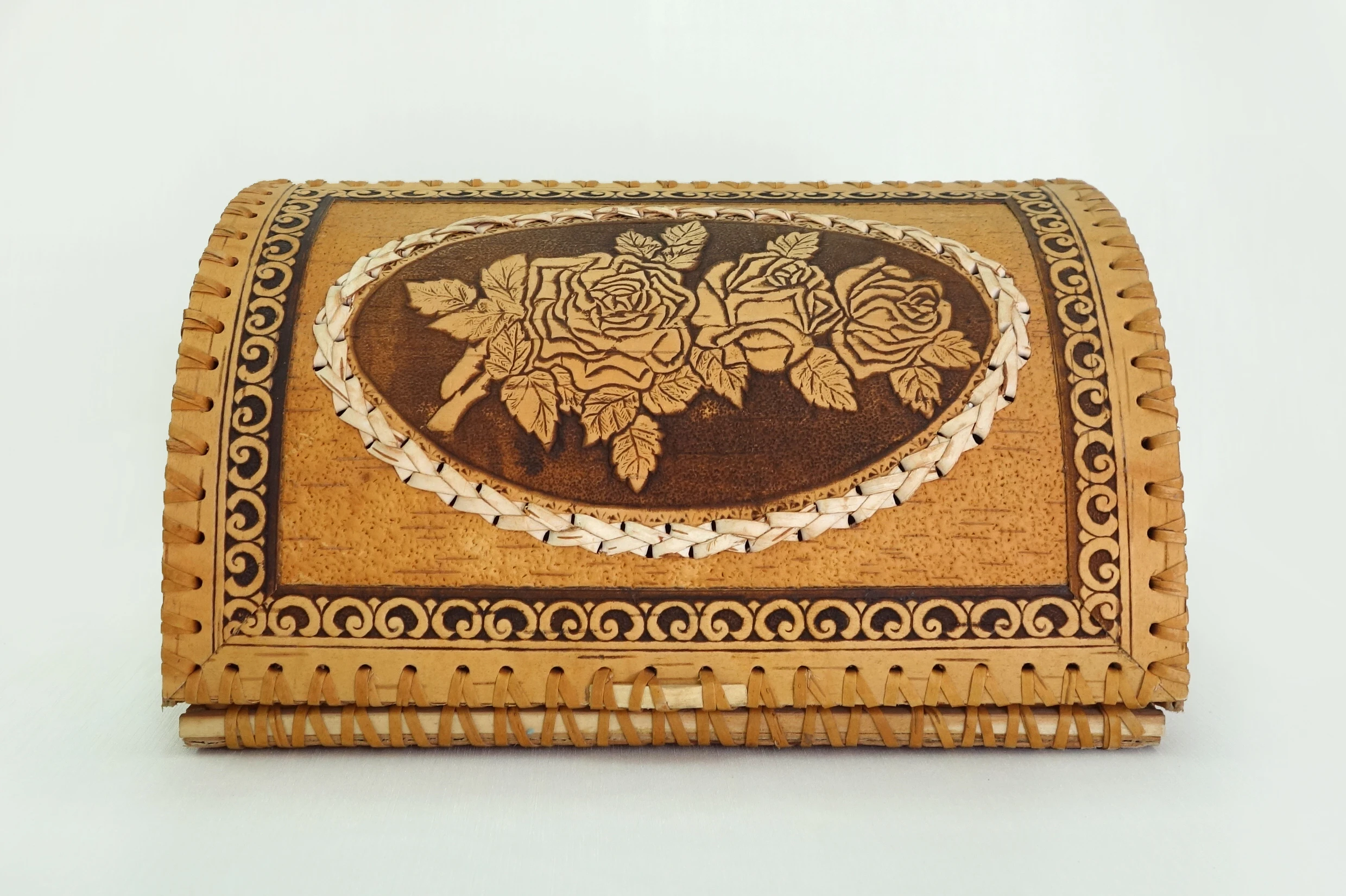 укажите изделия из бересты. берестяная шкатулка. укажите изделия из бересты. изделия из бересты. шемогодская резная береста.