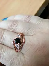 Huitan-Anillo de bruja para mujer, piedra negra única, ajuste giratorio, Diseño de banda, Color oro rosa, anillos de dedo de compromiso para mujer, venta al por mayor