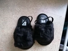 Sandalias con peluche para niñas pequeñas, zapatos planos de piel sintética con suela suave, zapatillas con correa de soporte elástico, para el hogar