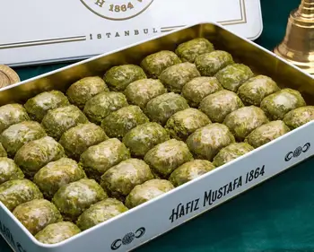 

Traditional fresh delicious Turkish Dilber baklava with pistachio. Dessert Baklava Turkish Famous Brand pistachio Baklava