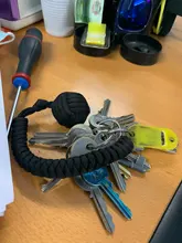 LLavero de seguridad para exteriores, cuerda de seguridad de autodefensa con rodamiento de bolas de acero negro Puño de mono