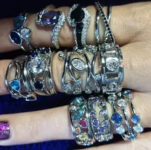 Huitan-anillos de banda estilo Partysu para mujer, 3 filas con piedra redonda de circón Blanco/azul, anillos y joyas para boda para mujer, artículo Simple