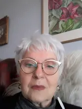 WHIMSICAL W HAIR-Peluca de mujer de mediana edad, color plateado, blanco, degradado, corto sintético, pelo rizado en capas, flequillo hinchado