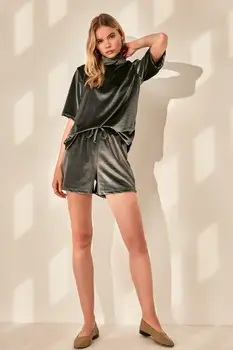 

Trendyol Velvet Knitted Shorts & Bermuda TWOAW21SR0044