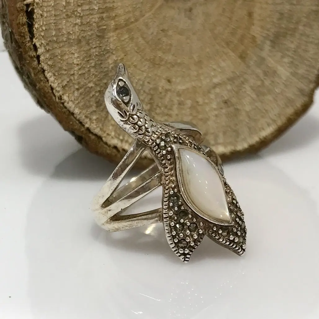 Серебряное кольцо с натуральным жемчугом и камнем