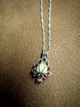 Colgante con forma de flor de loto para mujer, luminoso, luminoso, Luna oscura, collar para mujer, Yoga, oración, joyería de budismo