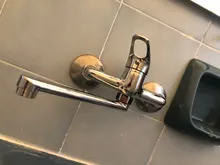 Grifo de cocina montado en la pared, giratorio para lavabo de verduras, mezclador de agua fría y caliente, fregona, grifo de piscina, fregadero, doble agujeros