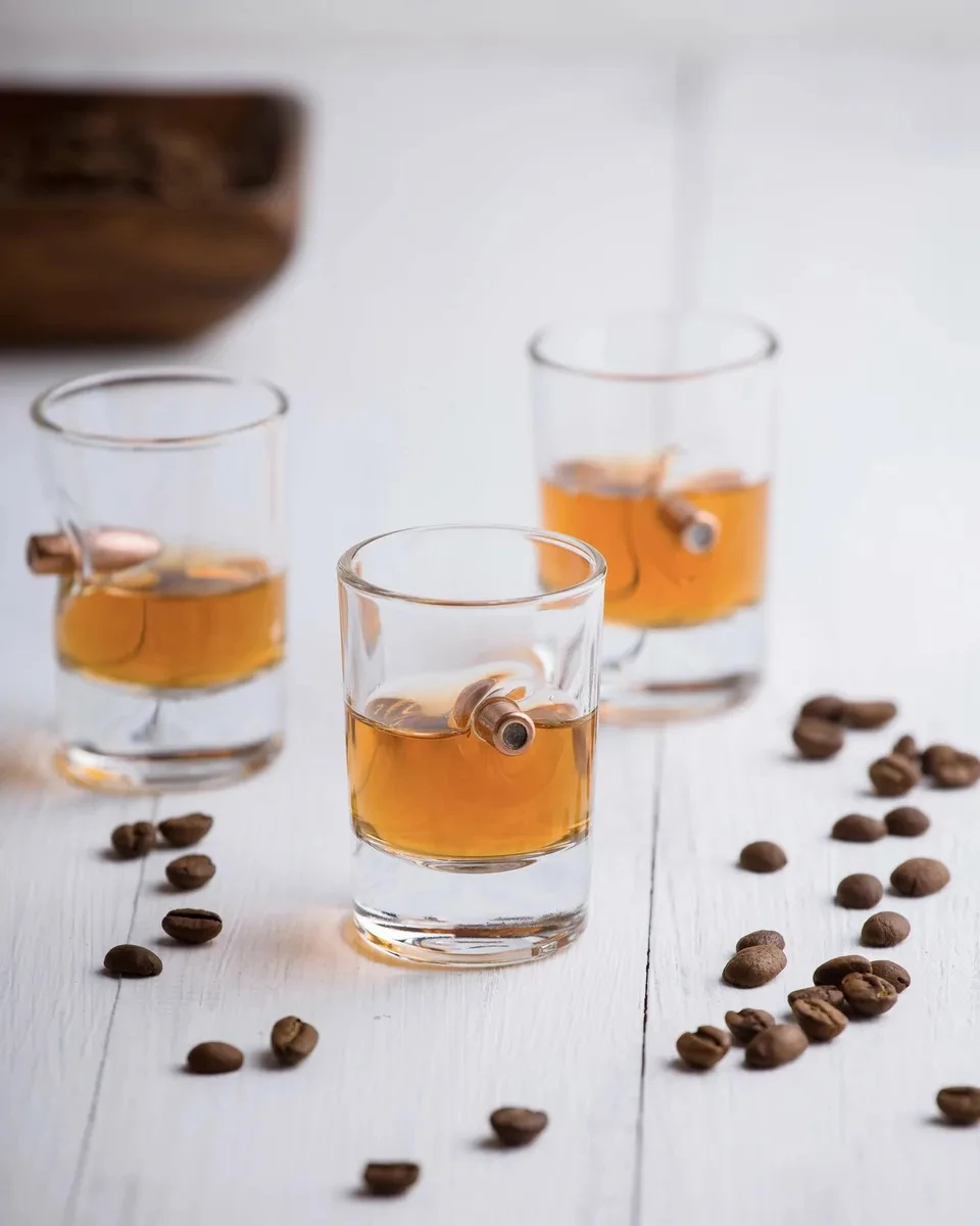 подарок; сувенир; на праздник; на день рождения; мужчине; другу; дяде; папе; отцу; свату; бокал; стакан; фужер; с настоящей пулей; лучший подарок; подарочный набор; пуля в стакане; стакан с пулей