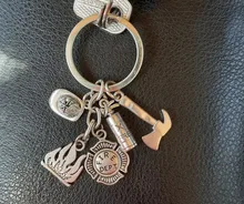 Llavero creativo de Metal con gorro de bombero, 1 Uds., llavero de llama, alarma de fuego, llavero con insignia de héroe, regalo