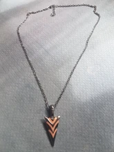 Luminoso brillante flecha COLLAR COLGANTE Caballero collar con forma de lanza resplandor en el oscuro Pike Collar para Mujeres Hombres regalo de Halloween