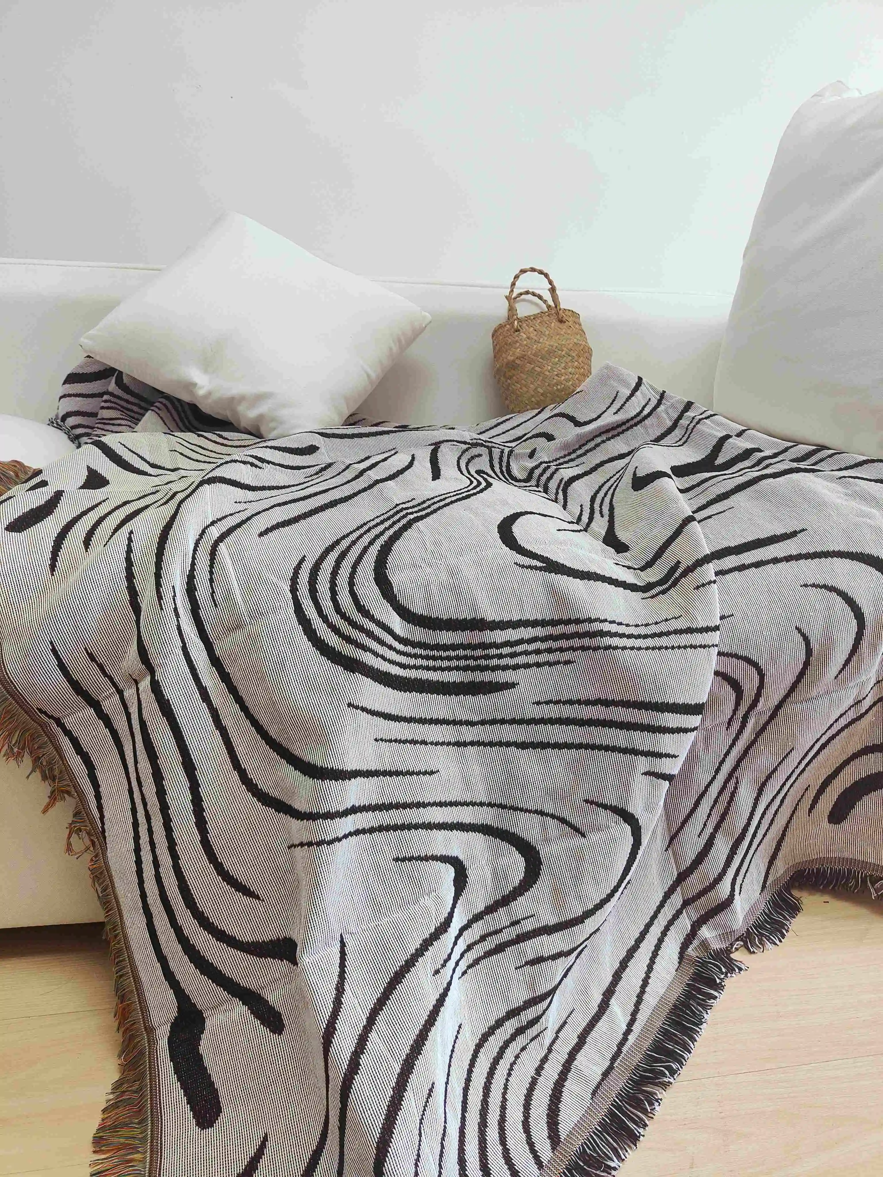 Casual Wave Throw Blanket in cozy design4