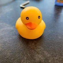 Coche pato con casco, colgante de viento roto, pequeño pato amarillo, Motor de bicicleta de carretera, accesorios de ciclismo sin luces