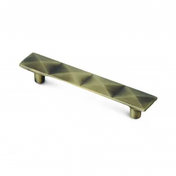 

Box with 10 handles decorative made of Zamak finish old leather and 96 mm distance between points.