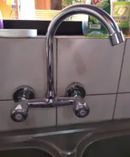 Grifo de cocina montado en la pared, doble manija, lavabo, grifo mezclador de agua caliente y fría, doble agujero, lavabo de baño