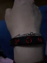 Pulsera deportiva de Anime para hombre, pulsera de silicona de caucho con dibujos animados, brazalete de mano circular para Cosplay, color blanco y negro