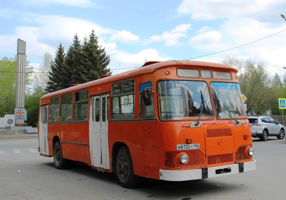 Масштабная модель 677М оранжевый с запасным колесом 1:43 Classicbus автобус игрушка ретро советский