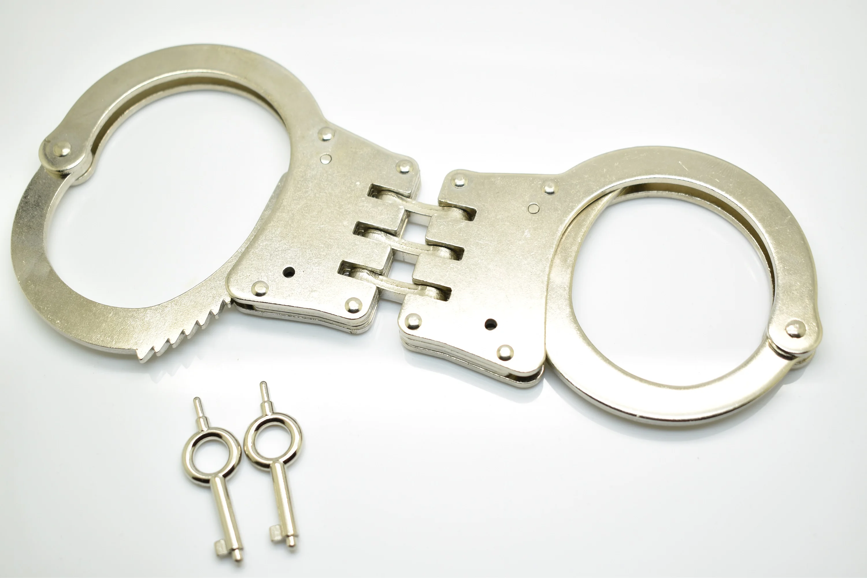 Полицейские профессиональные 3 навесные стальные наручники новые в коробке + 2 ключа