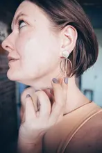 Pendientes de Clip redondos grandes para mujer, joyería Simple de color dorado, chapado en plata geométrico, clip para oreja hueca grande