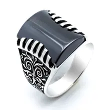 Изогнутое серебряное кольцо с черным цирконием