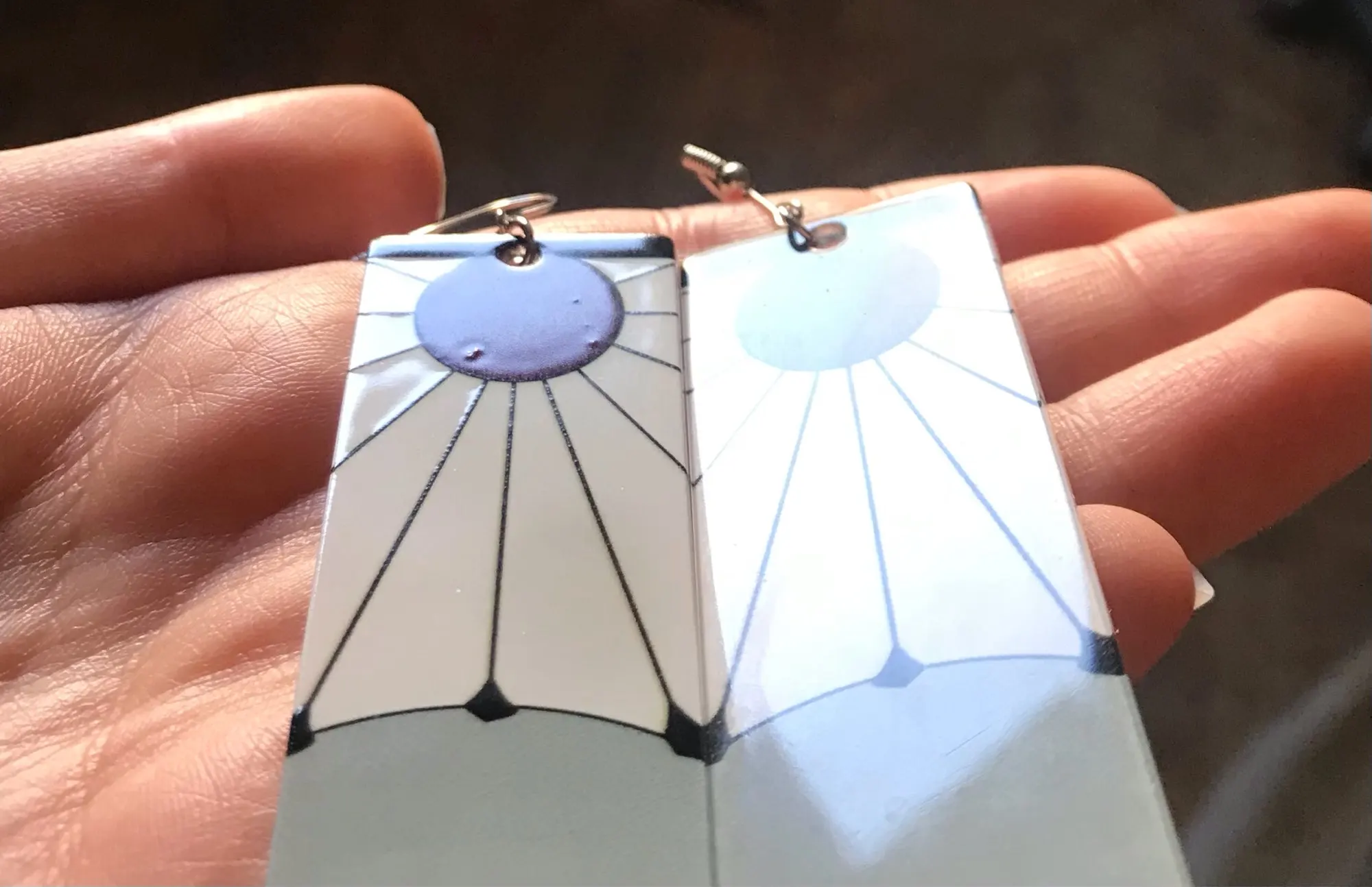 Отзыв о товаре Аниме акриловые висячие серьги Demon Slayer Kimetsu no Yaiba клинок призрака для женщин мужчин косплей ювелирные изделия аксессуары подарок от пользователя A***S