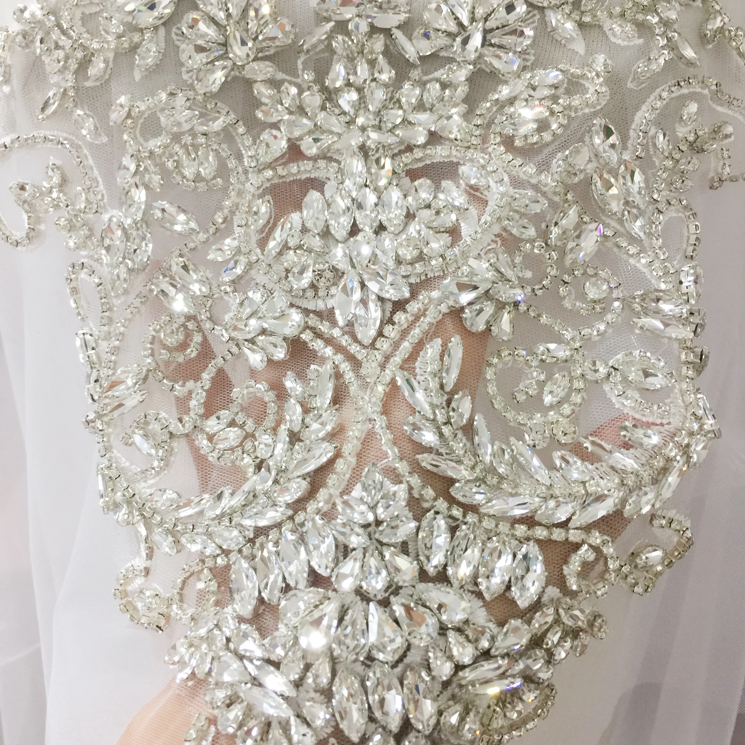 Applicazioni di toppe con perline e cristalli di strass for cucire sulla decorazione di abiti da sposa da sera in pizzo sul corpetto(Colore:Red