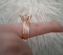 Huitan-Anillos de Compromiso de lujo para mujer, joyas de boda de Color dorado con incrustaciones brillantes de circonia cúbica, joyería de fiesta, regalo de aniversario fino, anillos de moda