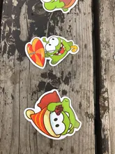 10/30/50 unids/pack juego caliente cortar la cuerda Om Nom pegatina de rana portátil de ordenador de monopatín teléfono móvil de dibujos animados maletero
