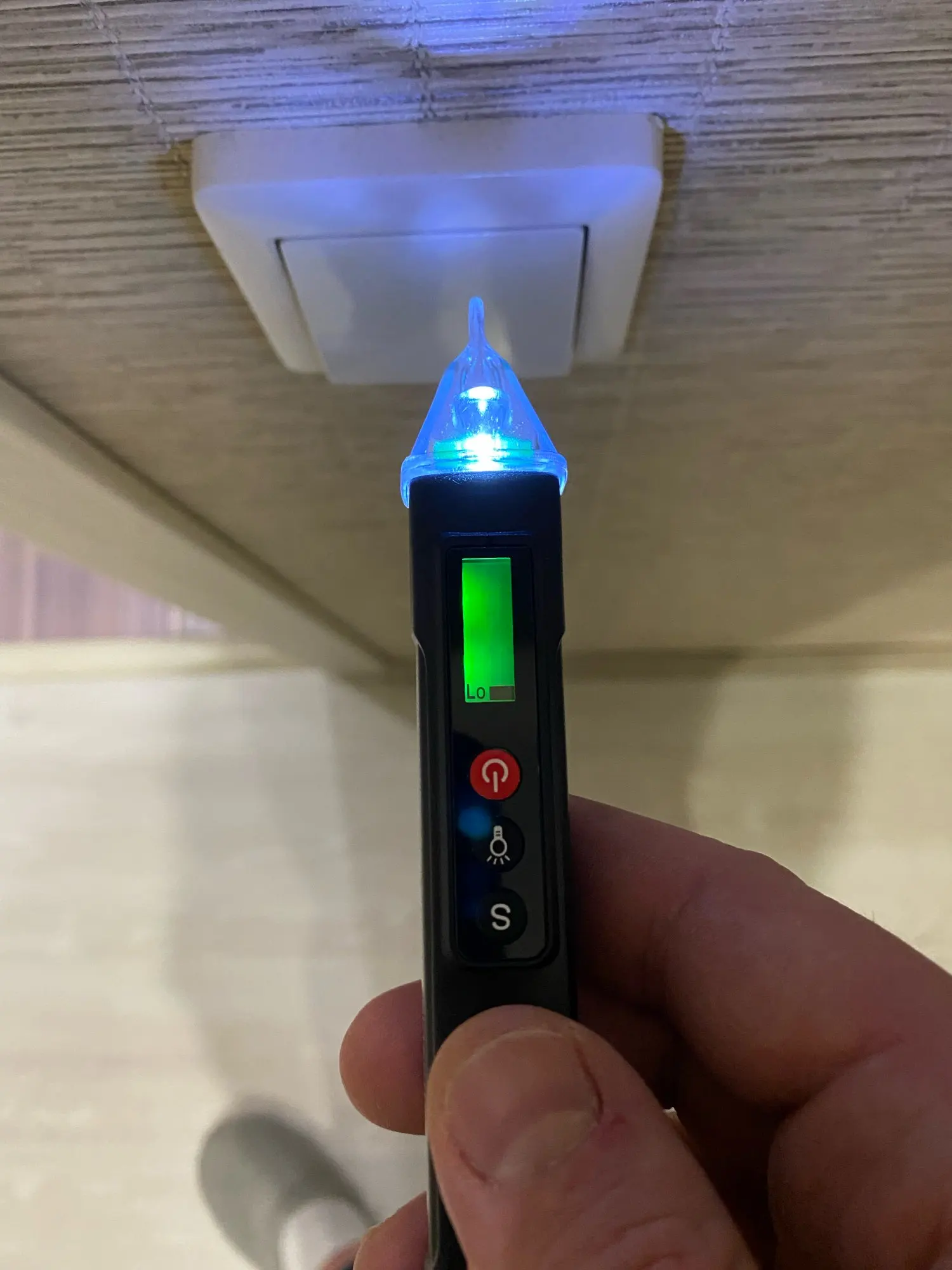 Отзыв о товаре ANENG VC1010 вольтметр цифровой тестер индикатор напряжения тестер напряжения Цифровые датчики напряжения переменногопостоянного тока умная бесконтактная ручка измерительный прибор индикаторная отвёртка вольтметры от пользователя M***v