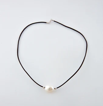 

Choker leather necklace with Pearl cultured Sweetwater and closing SILVER. Model TANTUM