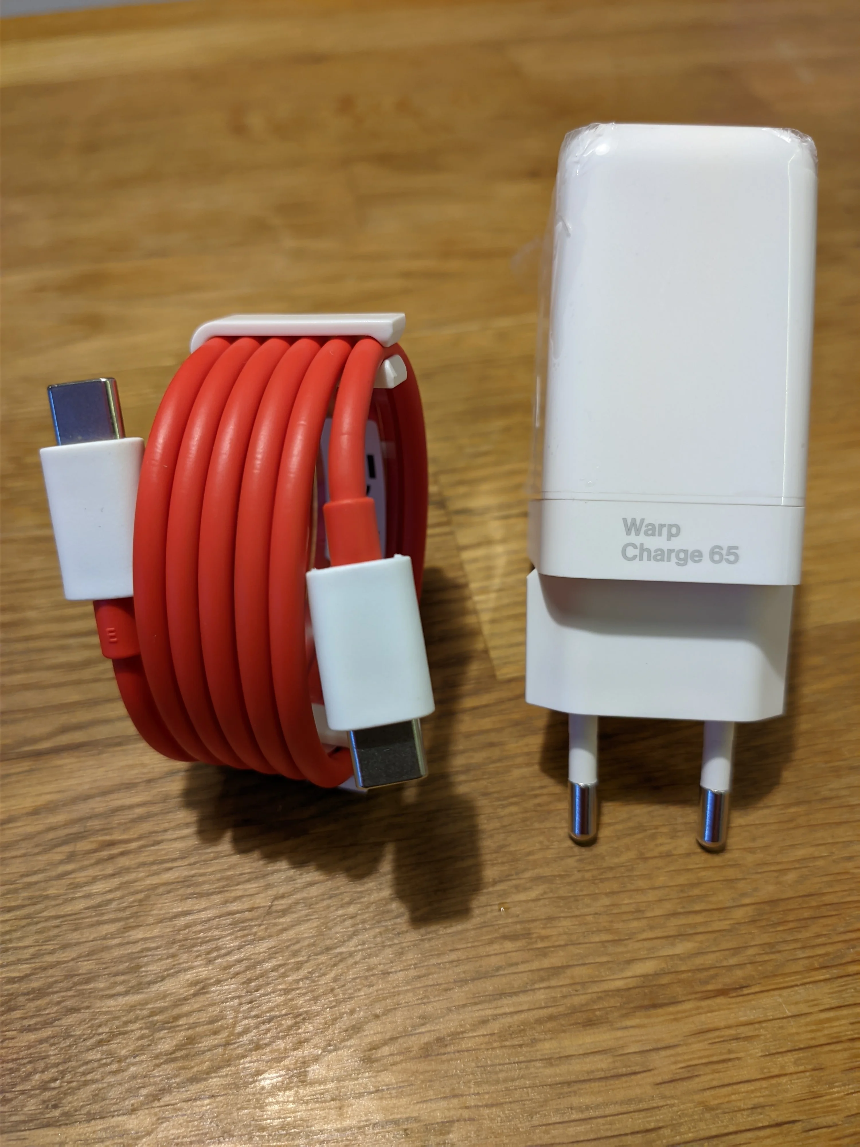 Отзыв о товаре Оригинальный адаптер питания Oneplus Warp Charge 65 Вт, быстрое зарядное устройство стандарта ЕС и США 65 Вт, кабель Type C-Type C One Plus 9 pro 9R 8T 8 nord n100 от пользователя N***a