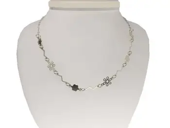 

First-Law silver choker center of different flowers