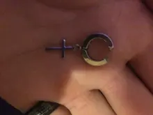 DreamBell hombres pendientes de Clip pendientes largos aretes pendientes moda Hiphop estilo Rock hipoalergénico en forma de cruz de acero de titanio Clip de oreja aretes Accesorios