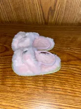 Sandalias con peluche para niñas pequeñas, zapatos planos de piel sintética con suela suave, zapatillas con correa de soporte elástico, para el hogar