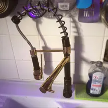 Grifo de doble boquilla y rociador para cocina, llave de agua extraíble de un solo mango con luz LED y pulverizador manual, color bronce y negro