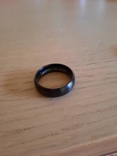 Vnox-anillo personalizado de acero inoxidable con borde biselado para hombre y mujer, sortija de boda negra con letras y fecha