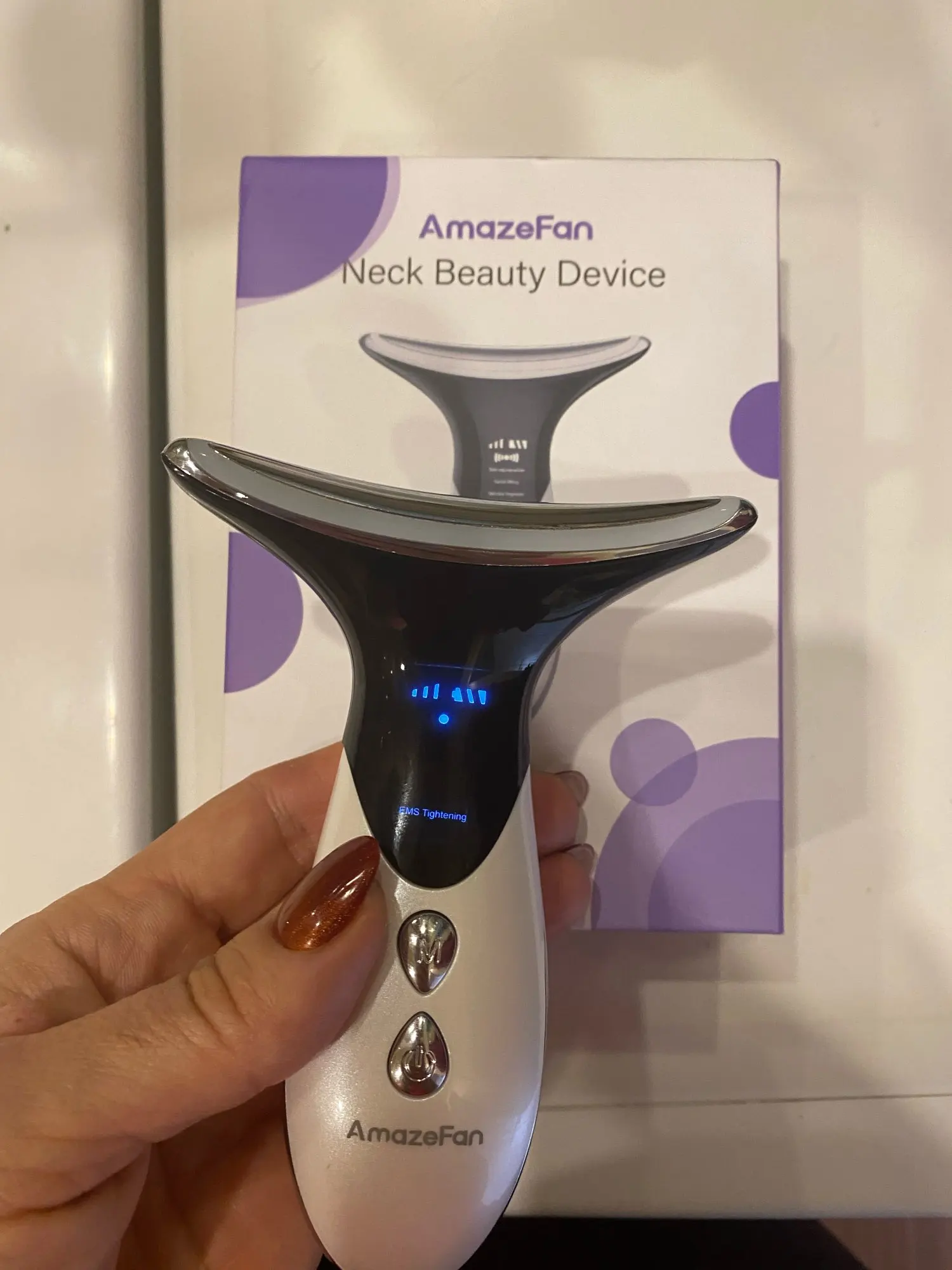 Отзыв о товаре AmazeFan Против морщин на шее Подтяжка для лица и шеи Устройство красоты Светодиодная фотонная терапия Уход за кожей EMS Затянуть шеи Массажер Ум... от пользователя 8***r