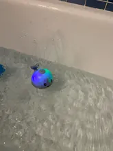Ballena eléctrica de inducción para niños pequeños, juguetes de baño con aspersor de música, luces coloridas, juguetes de agua